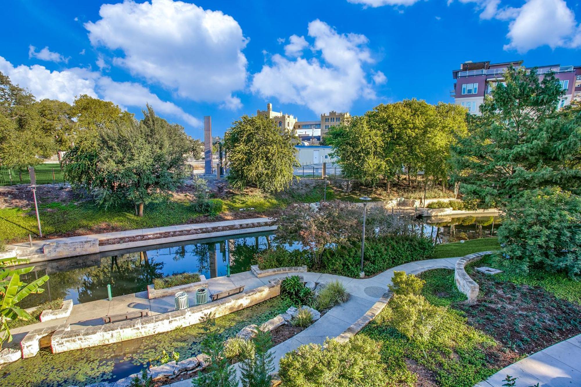 Lush Downtown Condo On Riverwalk W King Ste, Free Parking, Pet Friendly, Centrally Located On Riverwalk San Antonio Esterno foto